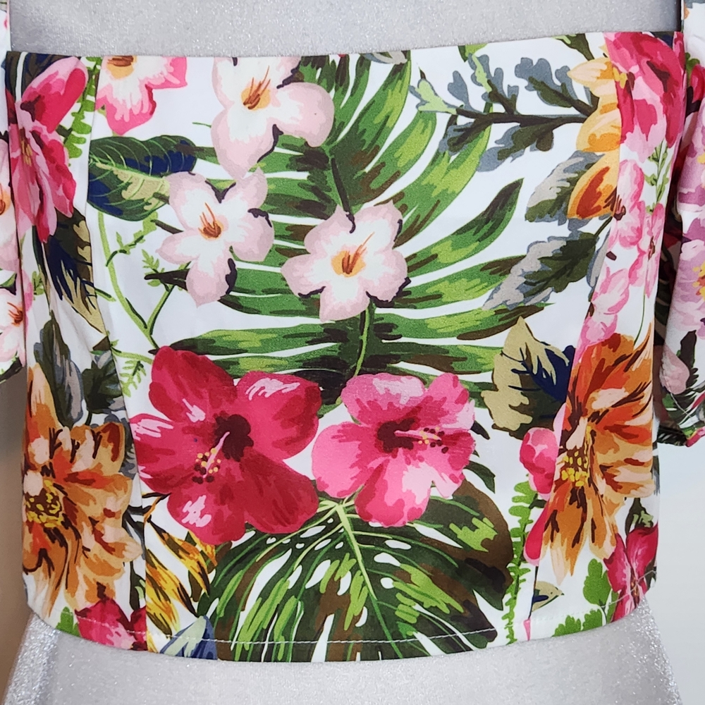 A Peach Floral Crop Top with Puffy Sleeves Size Medium Colorful Crop Top - Picture 2 of 9